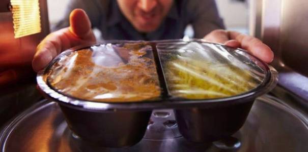 Вижте какво ще стане, ако сложим метал в микровълновата