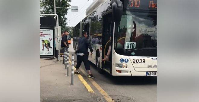 Брутална агресия на столична спирка взриви мрежата! Младеж рита и блъска жена, качваща се в рейса (ВИДЕО)