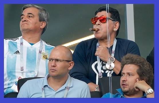 Диего Армандо Марадона с пура в уста успокоява нервите си на стадион Спартак.