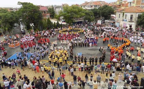 Над 1000 души се хванаха на хорото „край поморийския бряг“