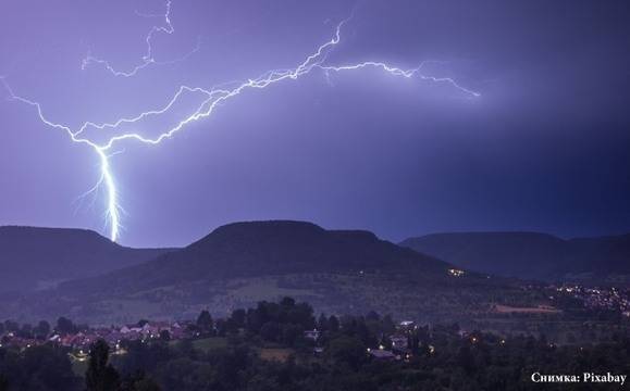 Бури ни очакват и днес, температурите слабо ще се понижат