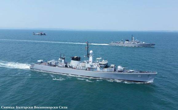 В петък ще гасят горящ кораб край бургаското пристанище