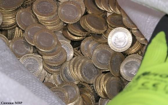 Спецполицаи разбиха схема за производството на фалшиви евро и британски монети