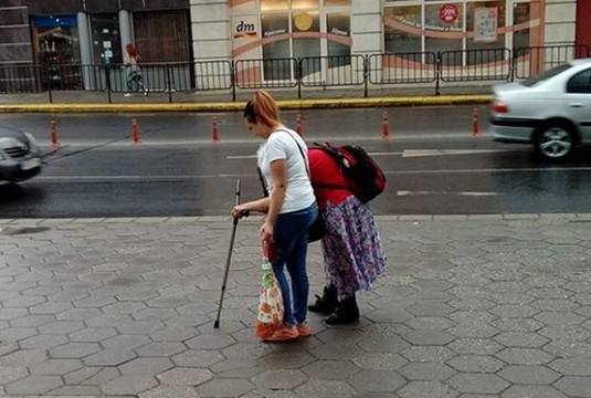 Трогателна снимка! Поклон, защото всички рано или късно ще остареем!