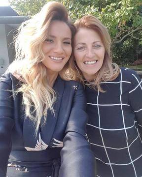 Всички харесваме Зейнеб, но никой не е виждал майка й! Ще ви останат очите, като сестри са, нови снимки!