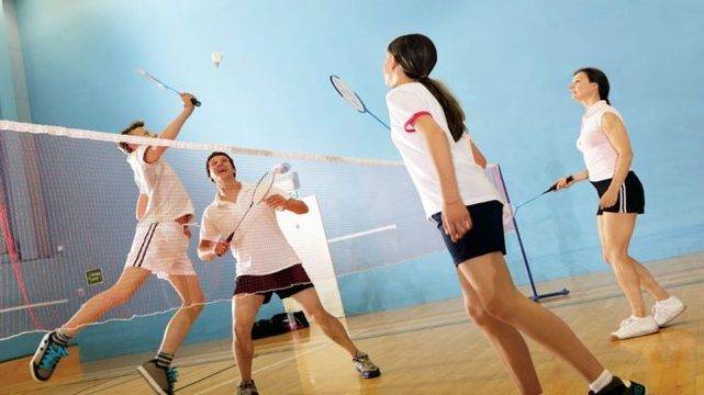 Бадминтон за отслабване: усмихнете се и махнете с… ракета!