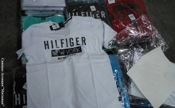 Митница Бургас задържа над 6 000 спортни облекла менте