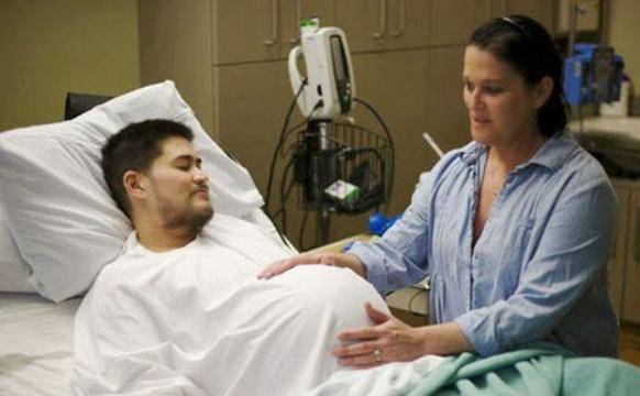 Той беше първият Бременен мъж, роди три деца, а неговият живот днес изглежда така