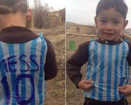 Спомняте ли си детето, което трогна света, облечено в екип на Лионел Меси от найлонова торбичка-Успя да сбъдне мечтата си