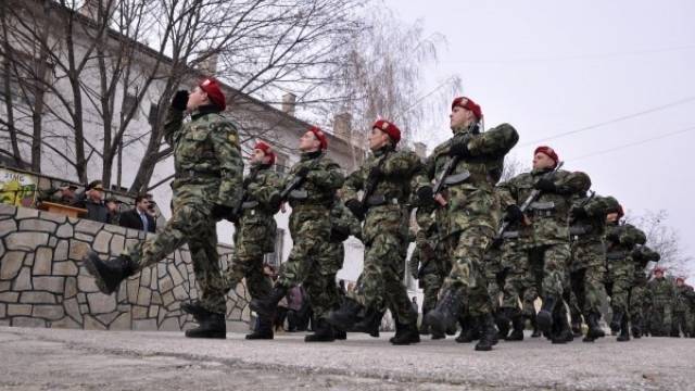 Текстът, който всеки мъж трябва да прочете: Какво мисли една блондинка за родната казарма!
