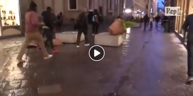 Страшно ВИДЕО от Италия! Освирепяла тълпа мигранти громи всичко по пътя си