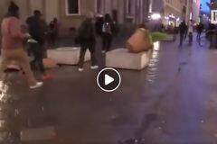 Страшно ВИДЕО от Италия! Освирепяла тълпа мигранти громи всичко по пътя си