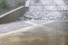 Двама младежи от Варна взривиха мрежата! Навън вали като из ведро, а те… (СНИМКА)