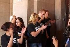 Майките с деца-инвалиди скочиха на шефа на „Подкрепа“ и го нарекоха убиец