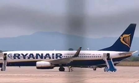 Пътници бяха блокирани на летище „Пловдив“, след като мълния удари самолета им