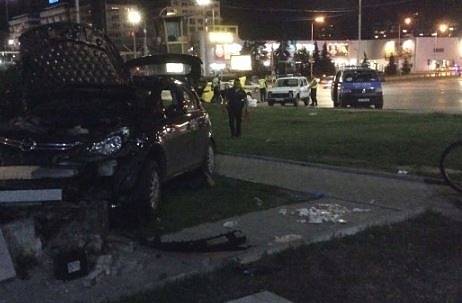 Петима души пострадаха при катастрофа с такси снощи в София (СНИМКИ)