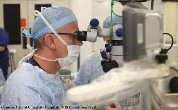 Британски учени успешно извършиха първата ретинална операция с помощта на робот