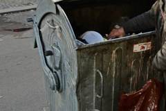 Клошар се мотае из Пловдив с хиляди левове, евро и долари, съдбата обаче го изненада неприятно…