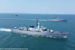 Гасят горящ кораб край бургаското пристанище като част от учение „Черно море 2018“