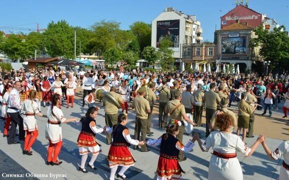 450 танцьори ще се хванат на „Хоро край лазурния бряг“ в събота