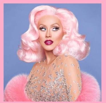 Кристина Агилера се снима полусъблечена за фотосесия.