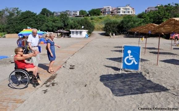 Проверяват дали плажовете в Бургас са достъпни за хора с увреждания