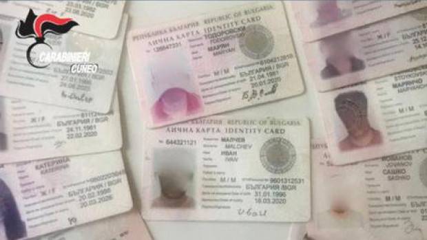 Македонска банда разбита в Италия за трафик на хора с фалшиви български паспорти