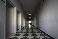 Не достигат места в психодиспансерите и в страната