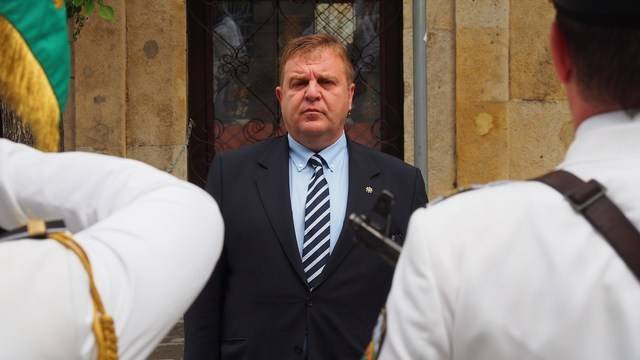 Право куме в очи: Каракачанов разкри срамната истина за българската армия!