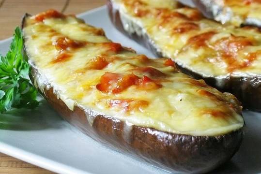 Кумата ме нагости с такива пълнени патладжани, че не спирам нито да мисля, нито да говоря за тях