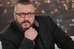 Мартин Карбовски: Върни парите, кучко! Водещият Хекимян се пресяга към нея и я зашлевява с опакото на ръката си