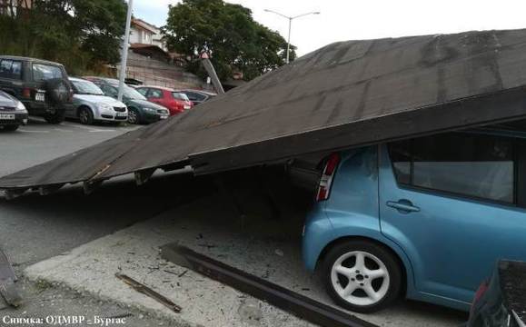 Автобус събори навес върху автомобили на северното пристанище в Несебър