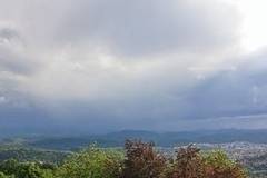 Днес облачно с валежи. Максималните температури ще са между 24° и 29°