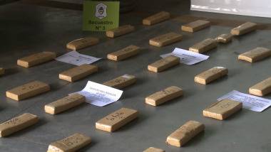 Спипаха огромно количество наркотици, скрити във фалшиви футболни купи