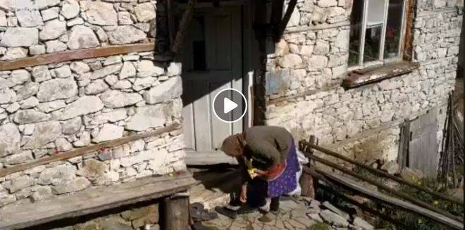 Репортер на БНТ се приближи към тази жена, но когато тя тръгна към снимачния екип, настана голям смут-Ето какво даде на…