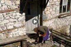 Репортер на БНТ се приближи към тази жена, но когато тя тръгна към снимачния екип, настана голям смут-Ето какво даде на…