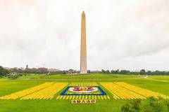 САЩ: Хиляди формираха емблемата на Фалун пред Вашингтонския монумент