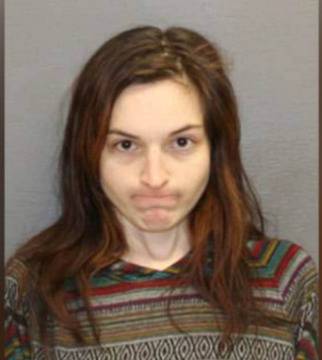 МЛАДА ЖЕНА ГРАБНА МАЧЕТЕ И НАСИЛИ БИВШИЯ СИ ПРИЯТЕЛ