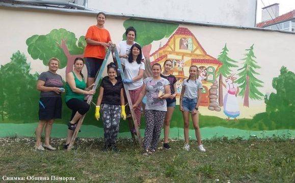 Приказни герои направиха двора на поморийска детска градина една идея по-вълшебен