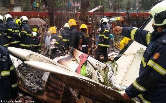 Петима загинаха, след като самолет се разби в жилищен квартал