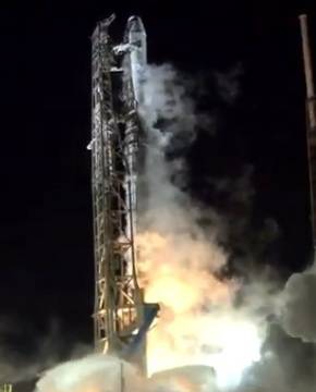 Успех: Ракета Фолкън 9 изведе на път към МКС товарен кораб Драгън