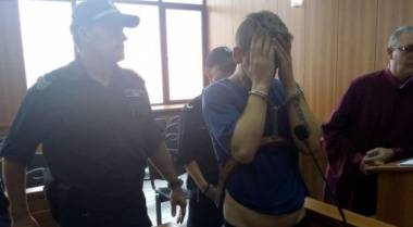 Беглецът от полицията в Пловдив пристигна окован в белезници в съда, опита да скрие…