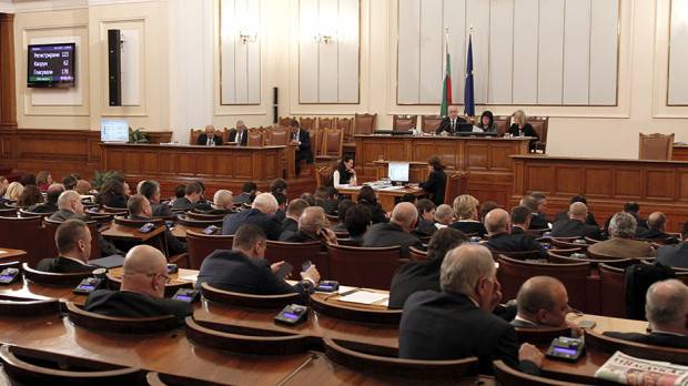 Депутатите гласуваха да не си отменят лятната ваканция