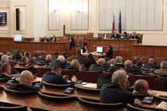 Депутатите гласуваха да не си отменят лятната ваканция
