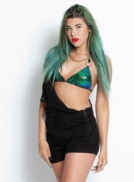 Нова поп принцеса Бриела излиза на музикалната сцена с песента „Boom Pow“