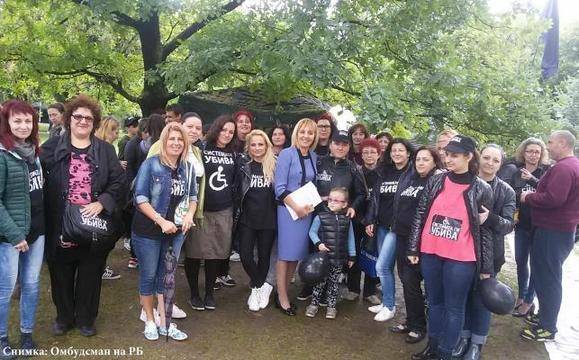 Майки на деца с увреждания с ултиматум към Парламента