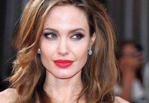 “Ревюто на надеждата”: Angelina Jolie ни показа един различен вид модно ревю