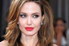 “Ревюто на надеждата”: Angelina Jolie ни показа един различен вид модно ревю
