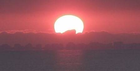 Джулая в Бургас: Стотици посрещнаха изгрева на слънцето, въпреки прогнозите за дъжд