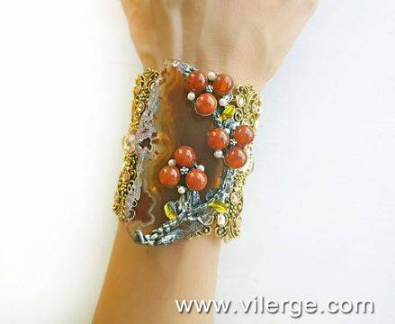 Модна колекция ЕСЕН 2018 с гривни за жени